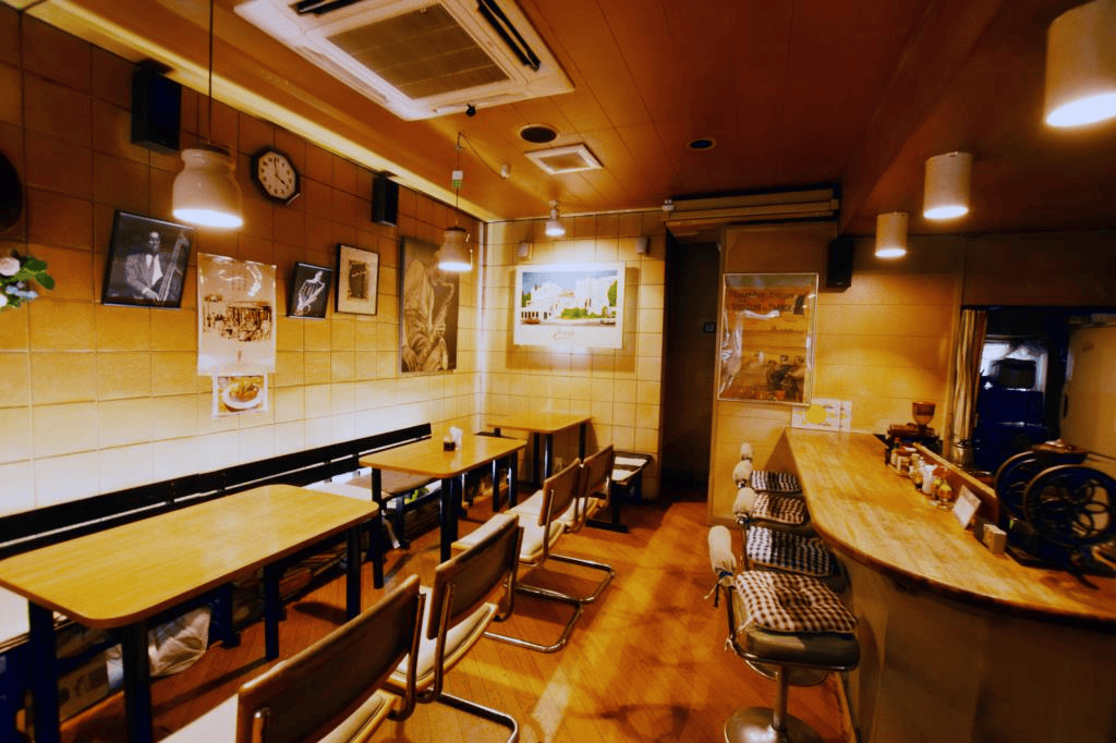 木目のカウンターとテーブルが並ぶ1733MCの店内